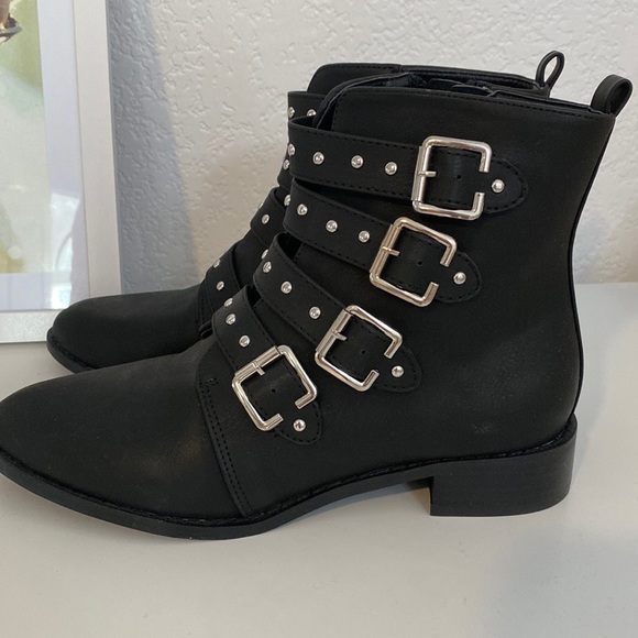Black & Silver zip up boots with buckles. Size 7 - Picture 1 of 5